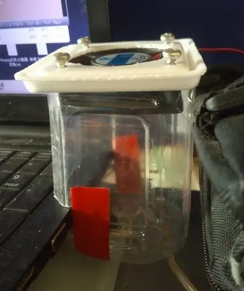 ノートパソコン冷却器自作 ノートパソコンに付けた写真